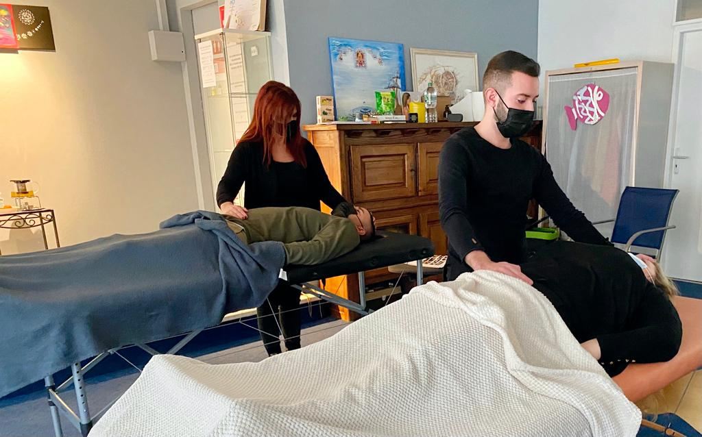 Praticienne concentrée pendant la transmission
