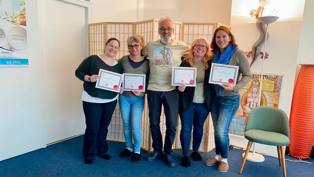 Groupe de stagiaires diplômés, certificats en main