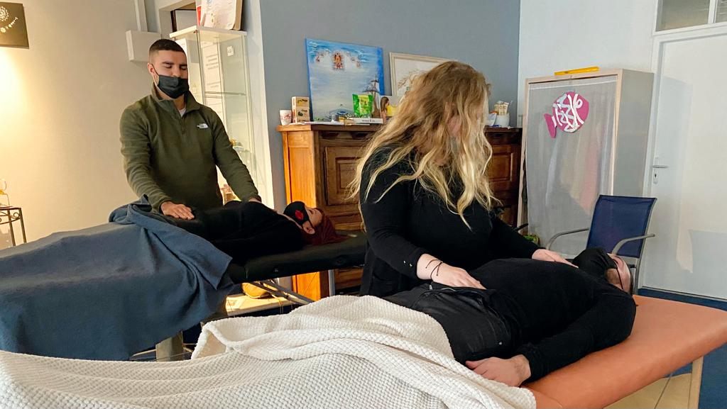 Stagiaires en pratique du Reiki Consciousness en binôme