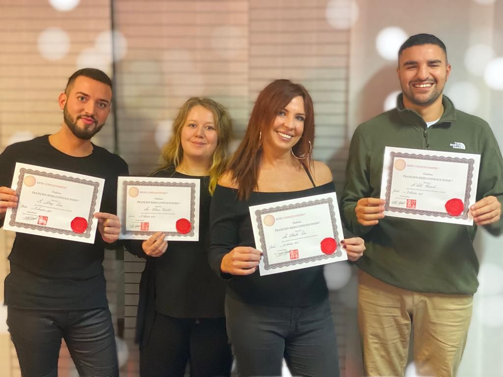 Groupe de stagiaires diplômés, certificat en main